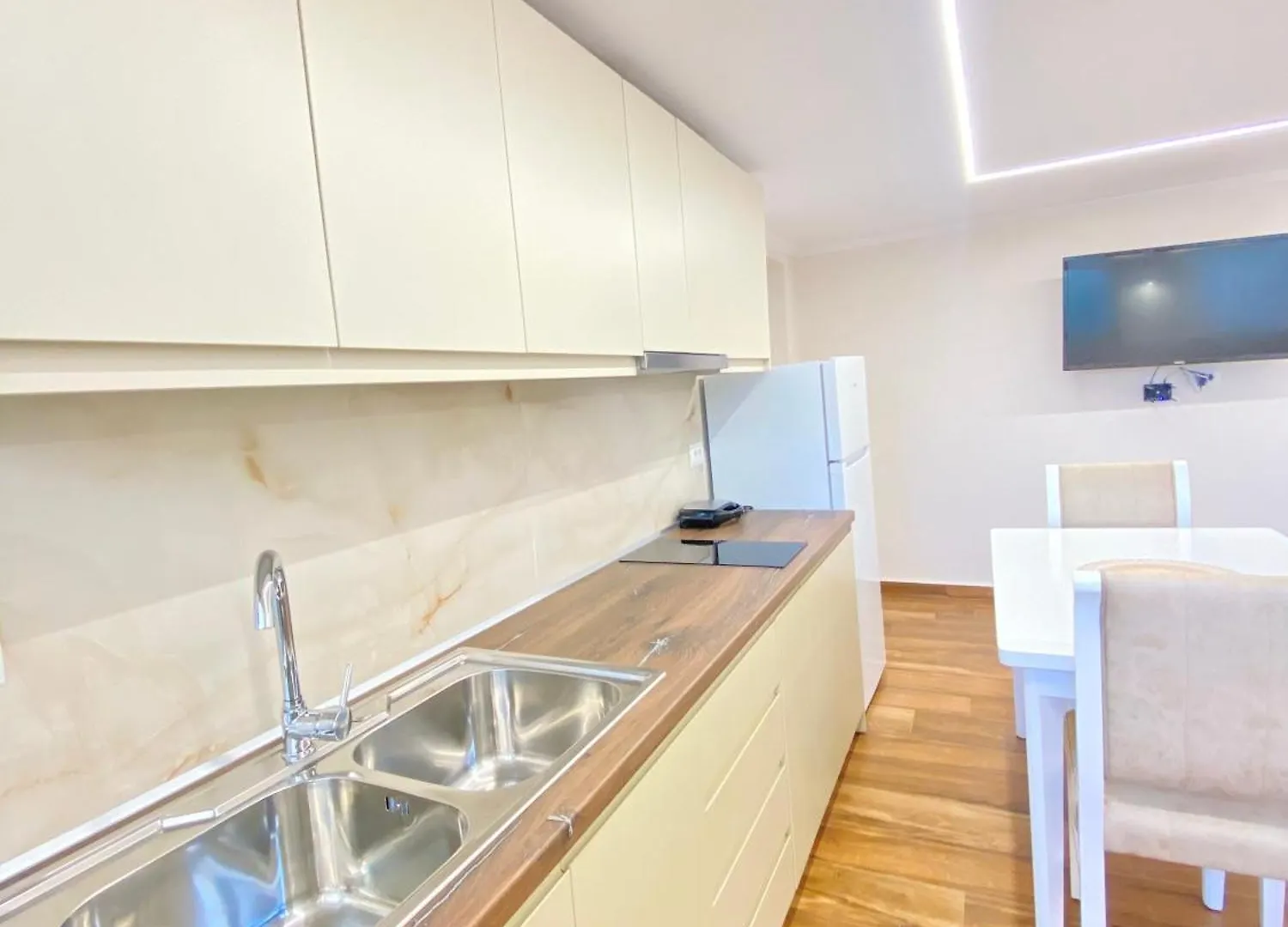 Flors Apartments Durres 0*,
